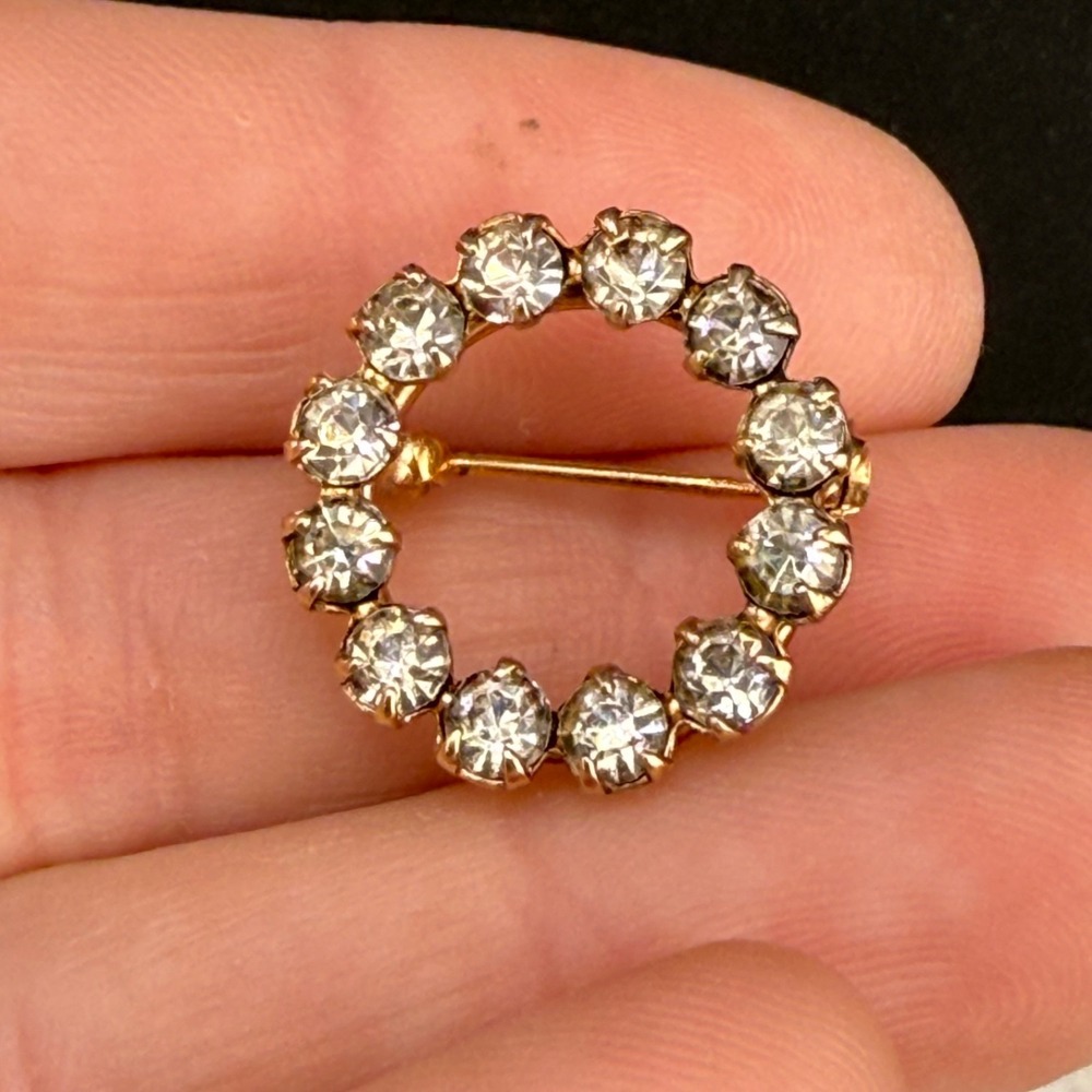 Vintage Estate Brooch Gold Tone Wreath Paste Stone Rhinestone Circle READ - Picture 1 of 7
